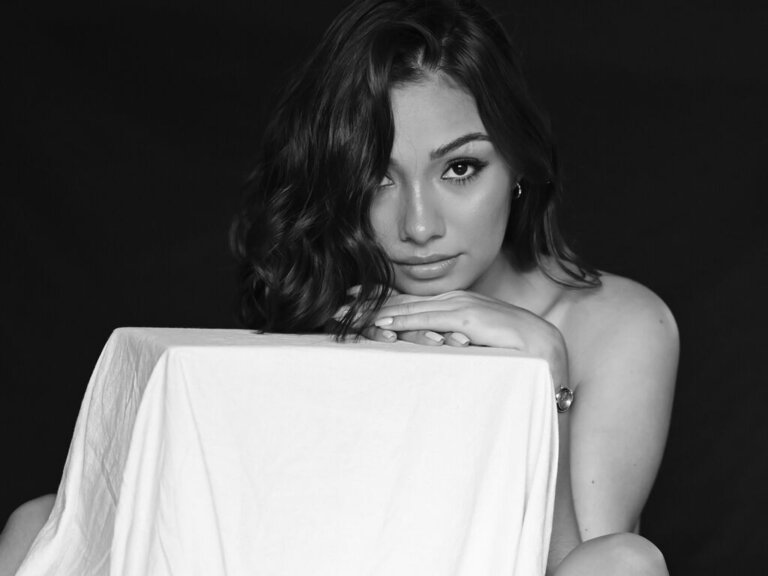 View AmyZuri Naked Private